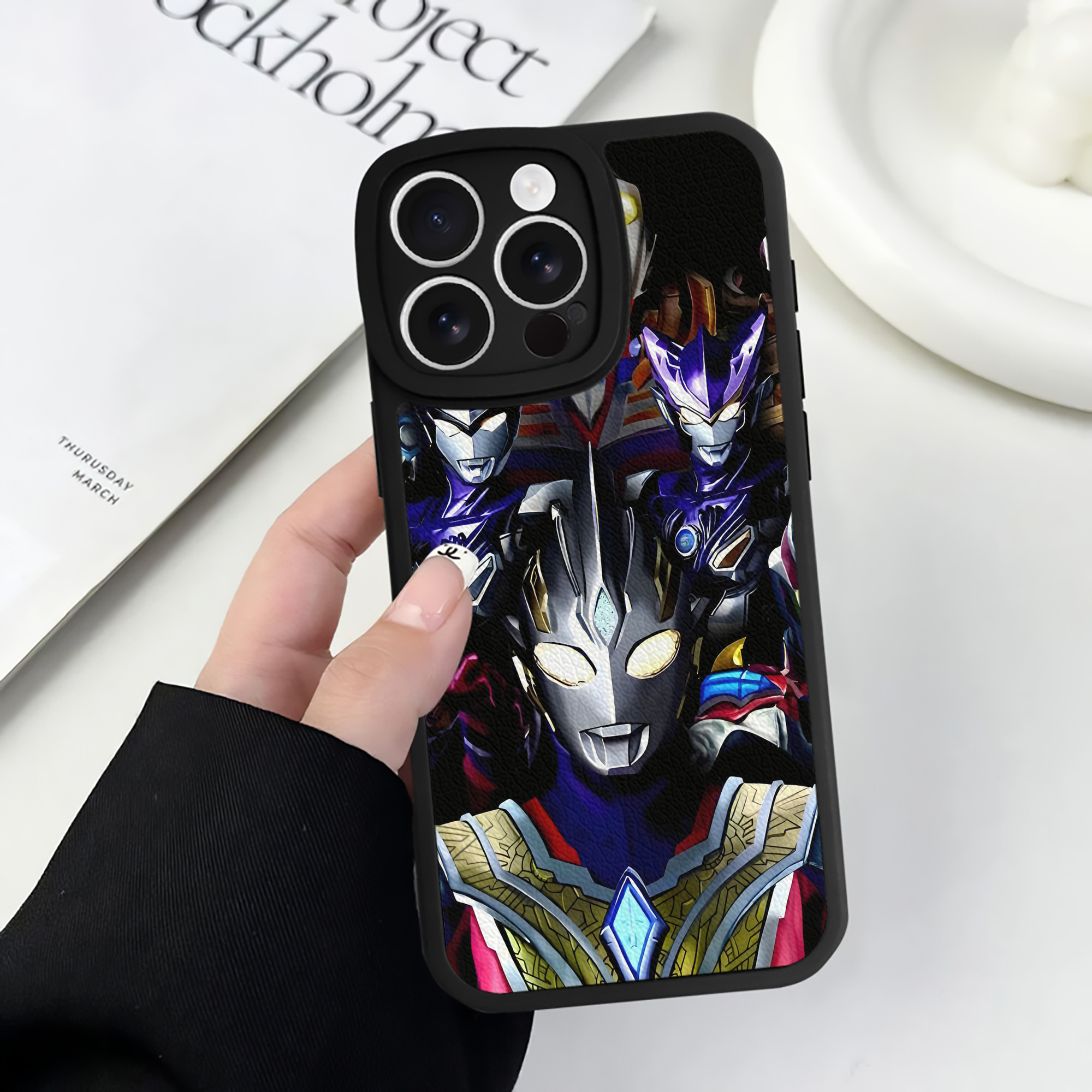 （画像用） ウルトラマン Ultraman 【iPhone 16シリーズ対応】シリコンスマホケース（レザー調） 材質：シリコン